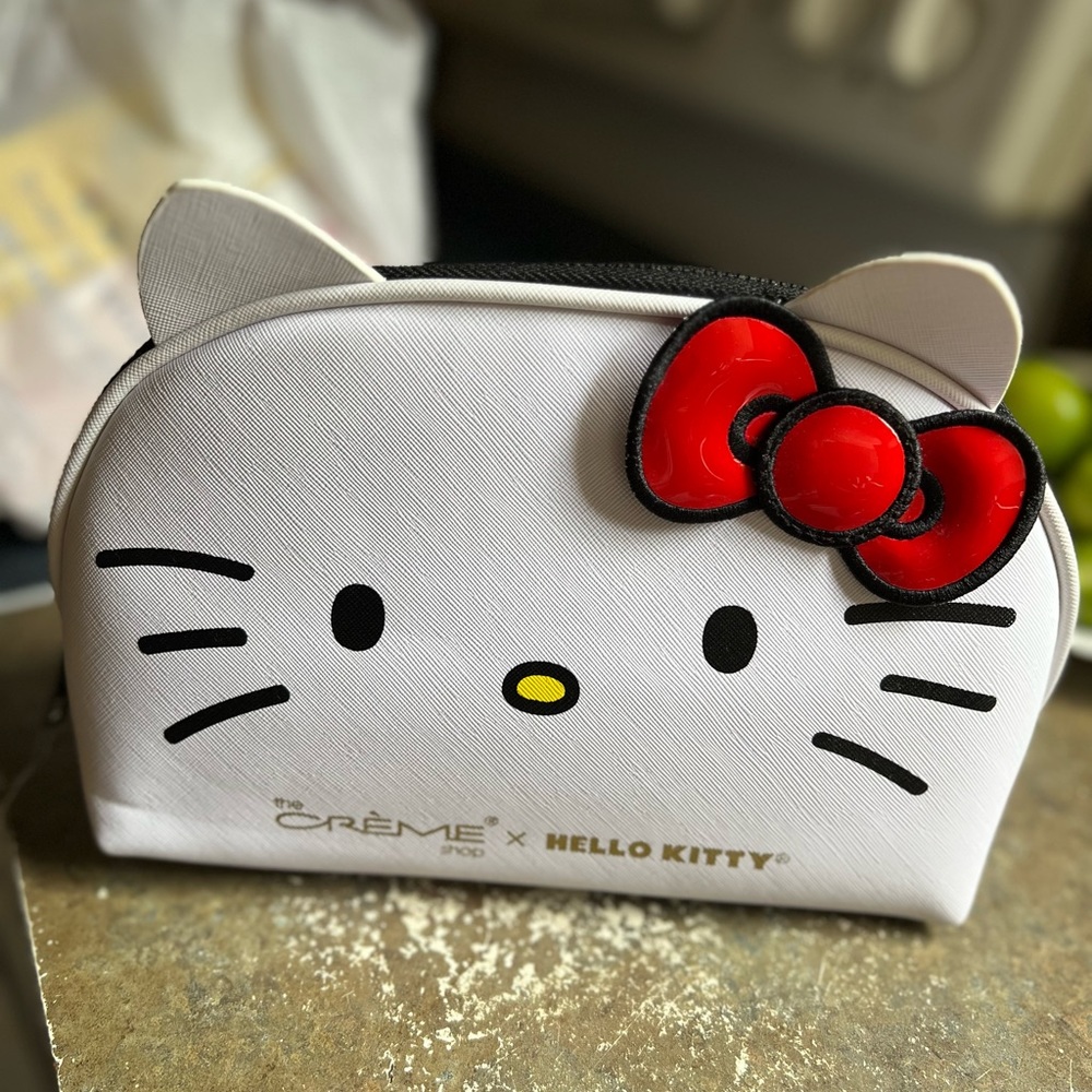 Crème X Hello Kitty Makeup Bag